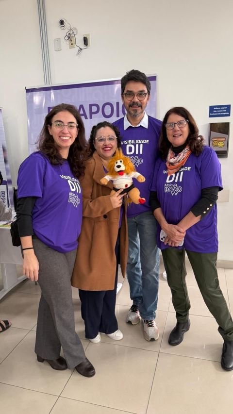 Psicóloga Célia Cortez com a equipe multiprofissional na campanha Maio Roxo
