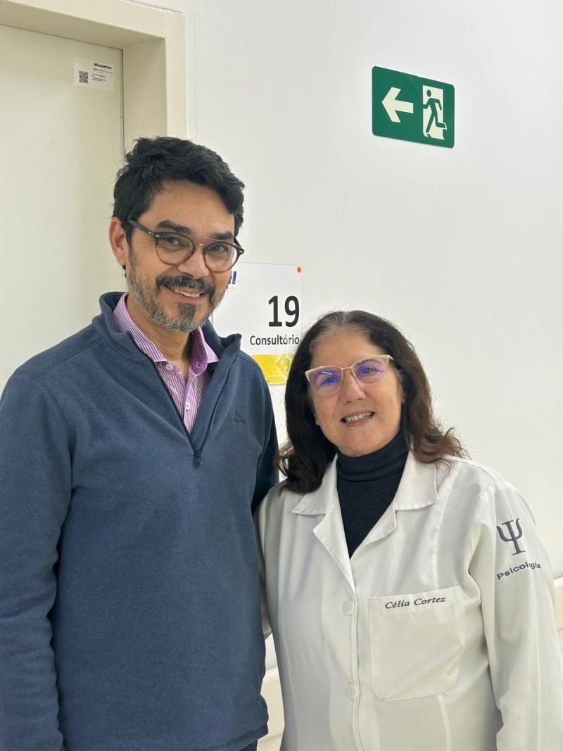 Psicóloga Célia Cortez com colega da equipe de saúde no ambulatório